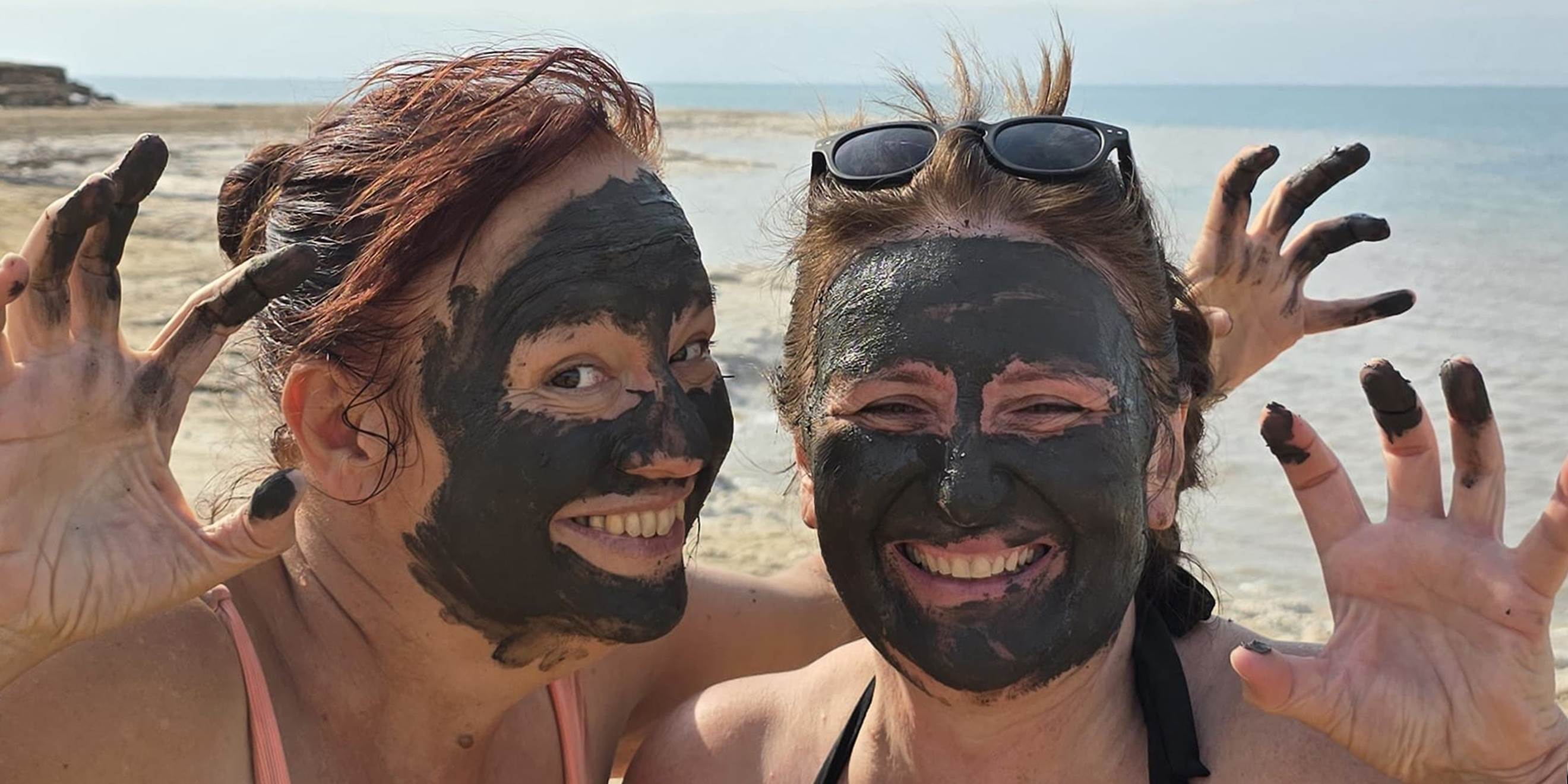 Ubrljane lekovitim blatom na plaži